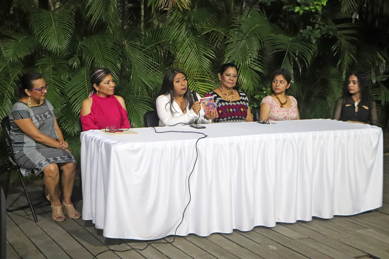 La poeta Susi Bentzulul destacó que es necesario reivindicar las normas comunitarias de su lugar de origen San Juan Chamula, debido a que las mujeres aún viven situaciones de violencia física, sexual y feminicida. 