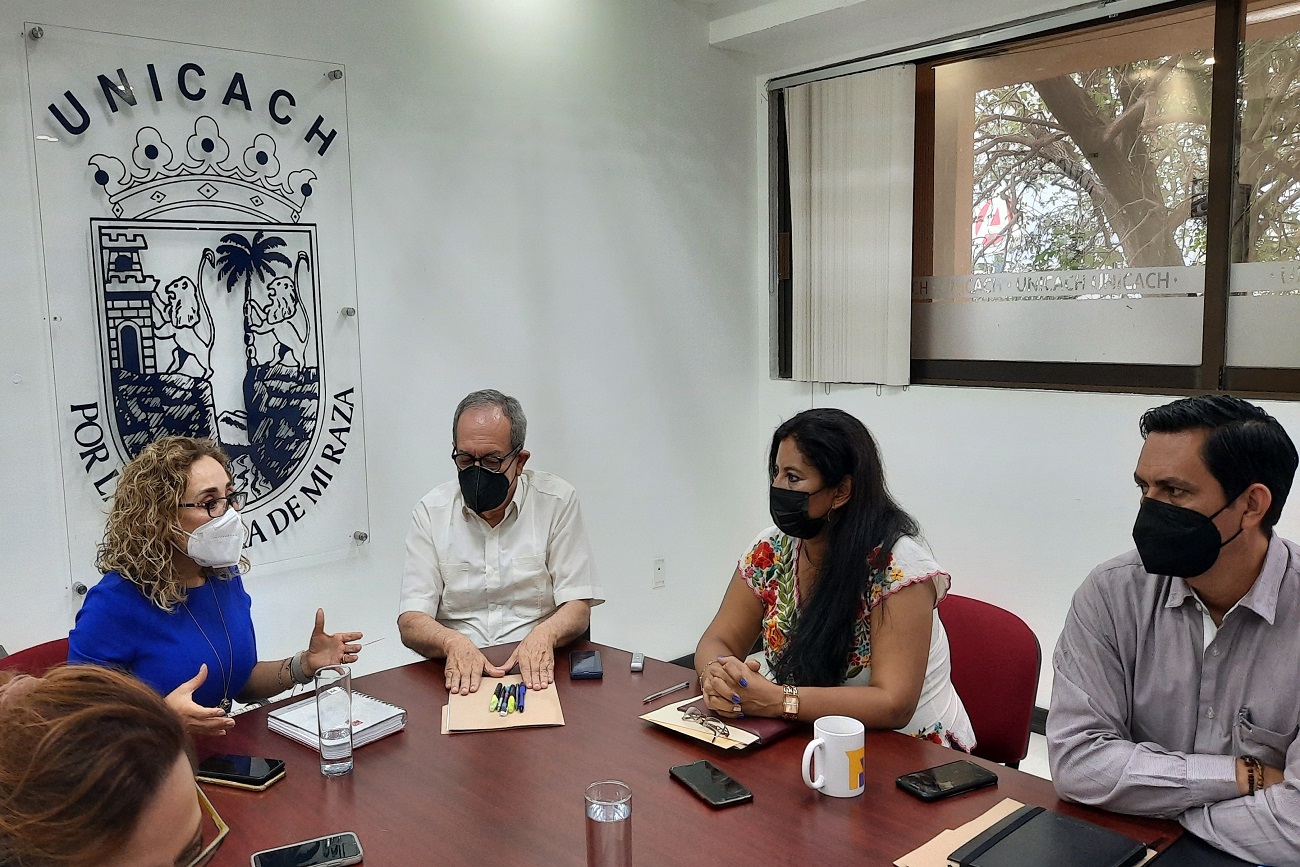 El rector de la UNICACH, Juan José Solórzano Marcial y la delegada del INFONAVIT en Chiapas, Rocío Terán Cruz, encabezaron una reunión de trabajo.