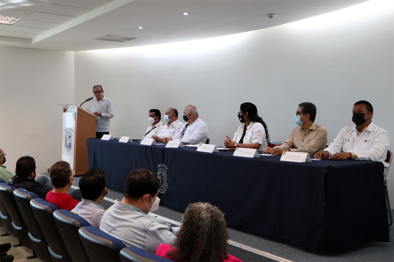 nte los integrantes de las comisiones, directores de facultades e Institutos, el rector, Juan José Solorzano Marcial, declaró instalados estos grupos de trabajo.