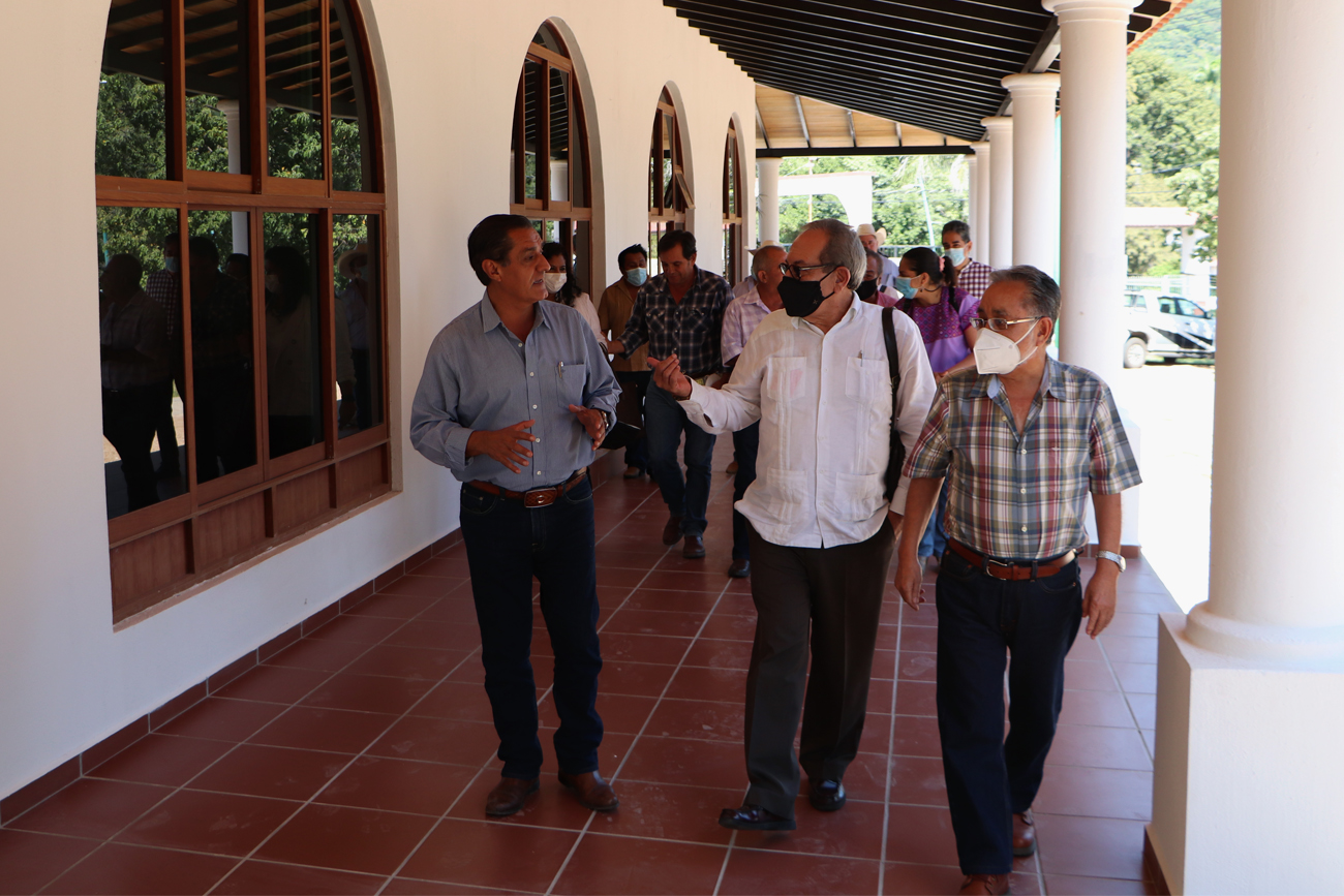  Rector Juan José Solórzano firma convenio con Unión Ganadera de Chiapas