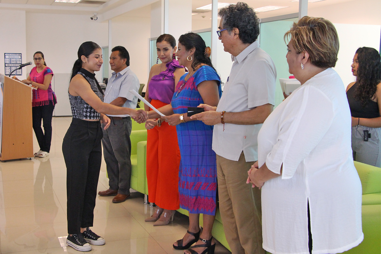 La Universidad de Ciencias y Artes de Chiapas (UNICACH) reconoció el esfuerzo de 22 egresados que obtuvieron resultados sobresalientes en el en el Examen General para el Egreso de la Licenciatura (EGEL)