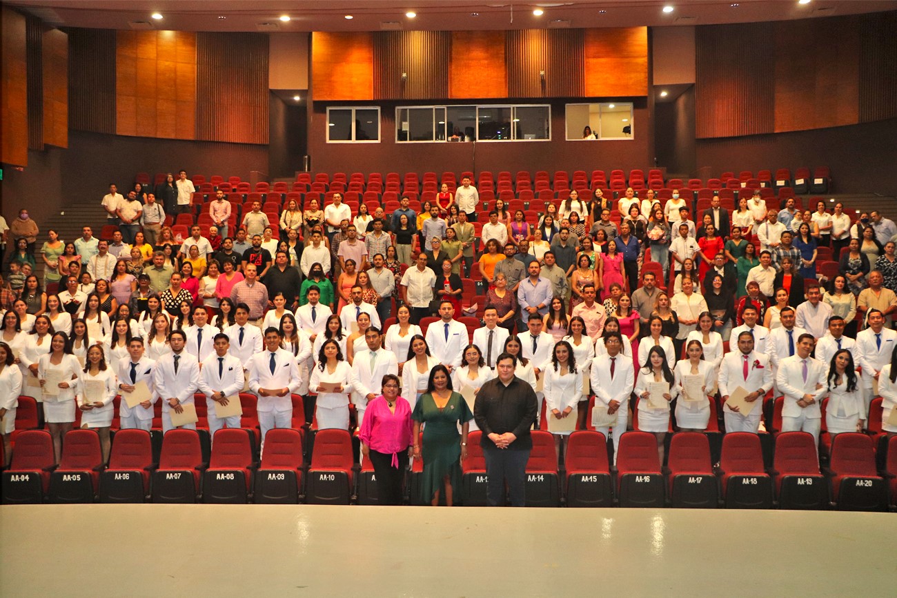 A las y los egresados dijo que son nuestro Orgullo UNICACH e identidad universitaria y que la Universidad, como su alma mater, seguirá estando de puertas abiertas para afianzar su trayectoria profesional.