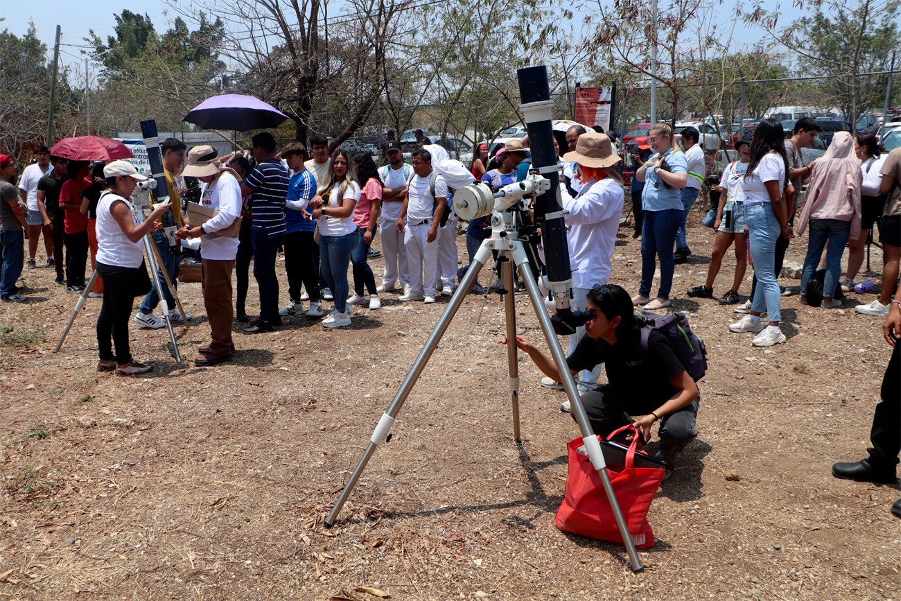El IIGERCC de la UNICACH en colaboración con el Club Astronómico Jatamatzá, fue sede de observación y realizó la transmisión en vivo del eclipse total solar 2024