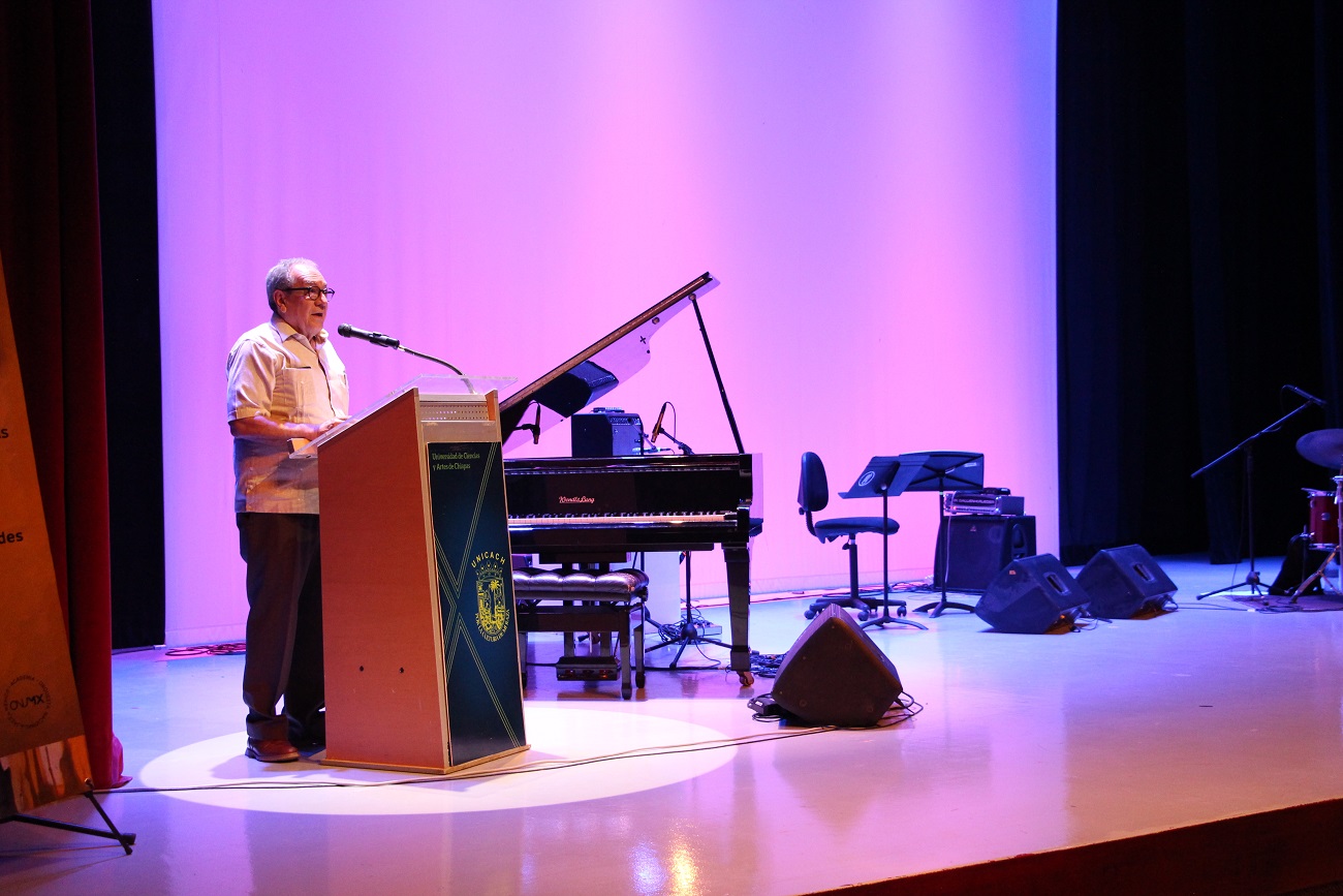 El rector de la UNICACH, Juan José Solórzano Marcial atestiguó la gran final de ensambles y solistas, y dio la bienvenida a los participantes.