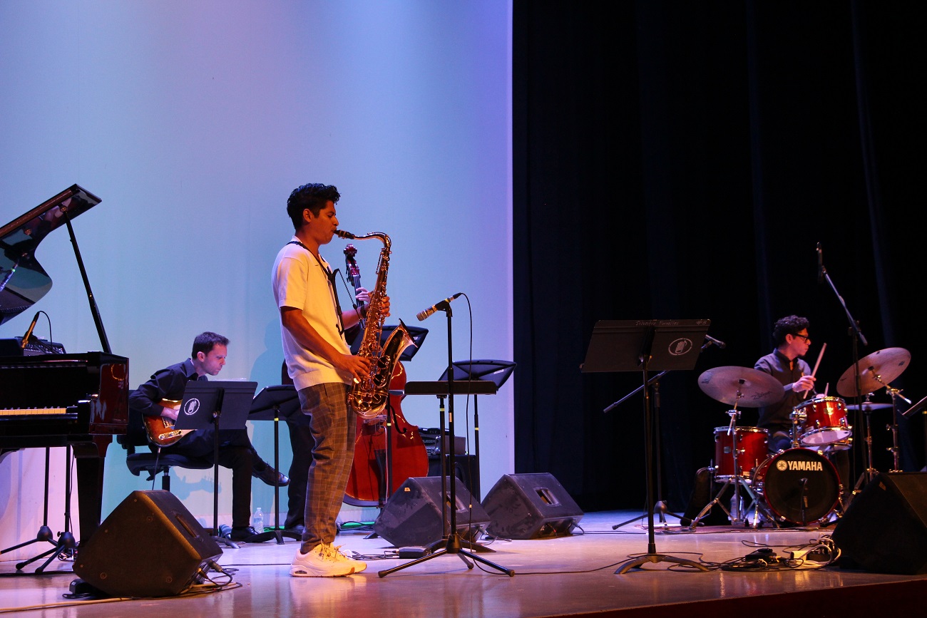 Este  concurso nacional organizado por la Orquesta Nacional de Jazz de México (ONJMX) se realizó en colaboración con una de las escuelas con gran crecimiento de la educación del jazz en nuestro país: la Facultad de Música de la UNICACH