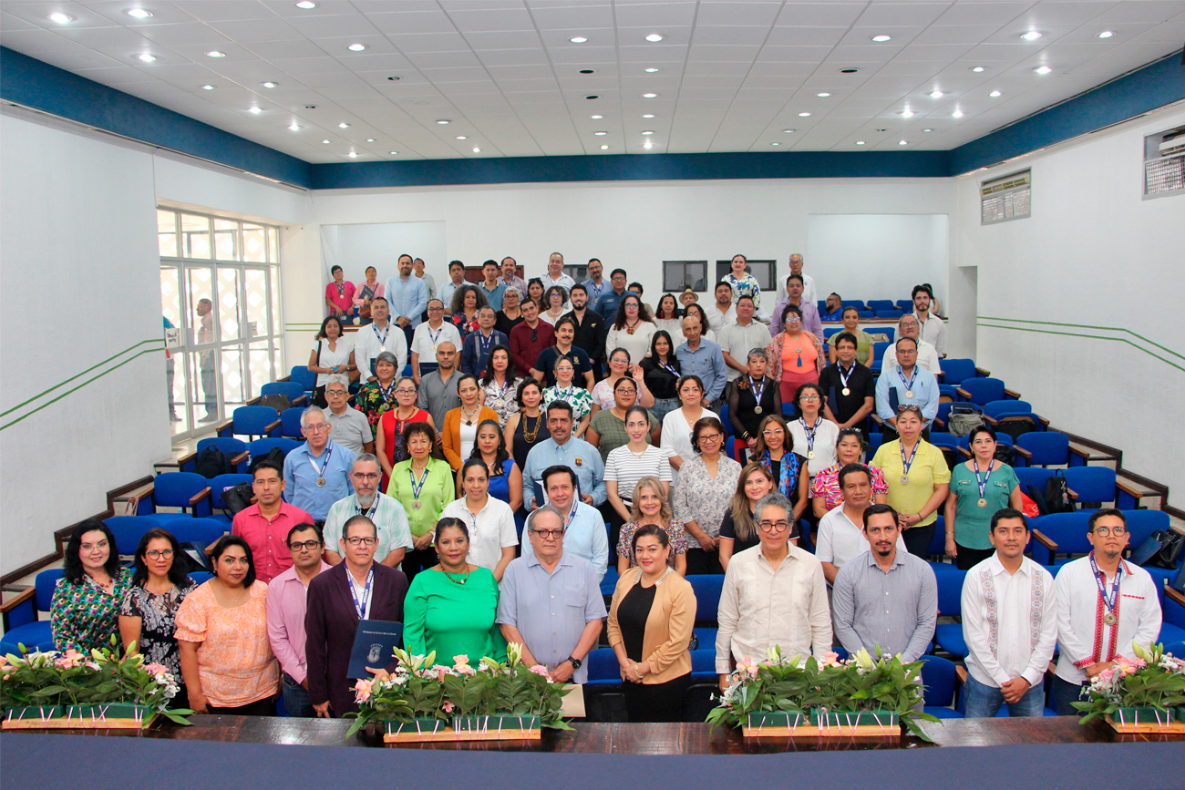  Fructíferas trayectorias de más de 20 años y profesores  mejor calificados a través del Sistema de Evaluación Docente fueron reconocidas por las autoridades de la Universidad de Ciencias y Artes de Chiapas.