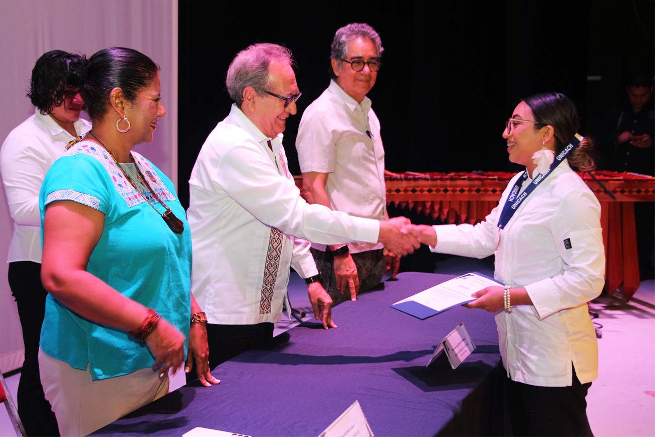  El rector de la UNICACH entregó la Medalla Chiapas al mérito académico estudiantil a 17 estudiantes, de los 68 que se hicieron acreedores a la  titulación automática por su excelente desempeño académico.