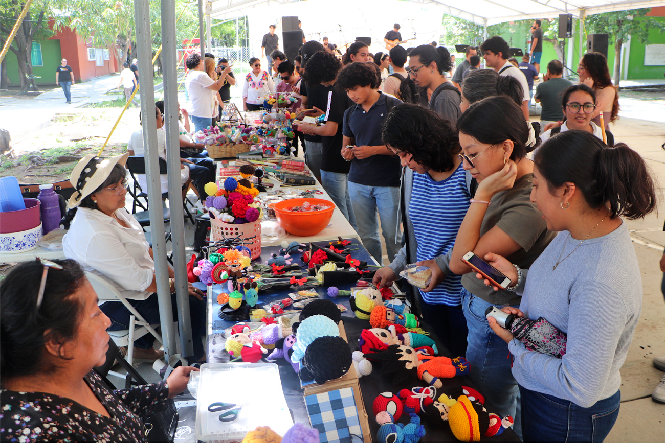 Durante el Festival UNICACH por la Paz 2024 se realizó una edición más del bazar universitario Bugambilia.