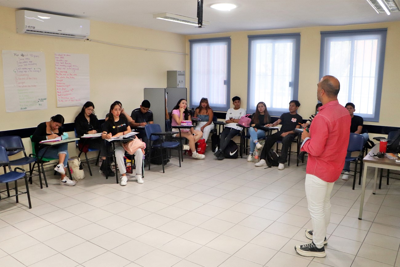  El Centro de Lenguas de la UNICACH atiende a más de 2 mil 100 alumnos, distribuidos en diversas modalidades de enseñanza.