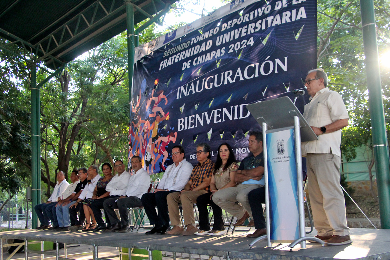 El rector de la UNICACH, Juan José Solórzano Marcial dio la bienvenida a los participantes a quienes motivó al juego limpio y a reforzar la amistad con los universitarios del resto de las instituciones.