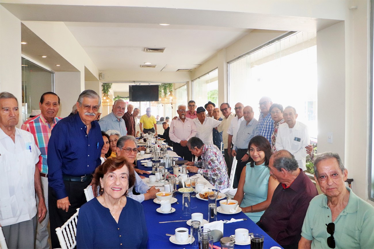 El rector de la UNICACH, Juan José Solórzano Marcial participó como testigo de honor en la constitución formal de la Asociación Civil de Egresados del ICACH.