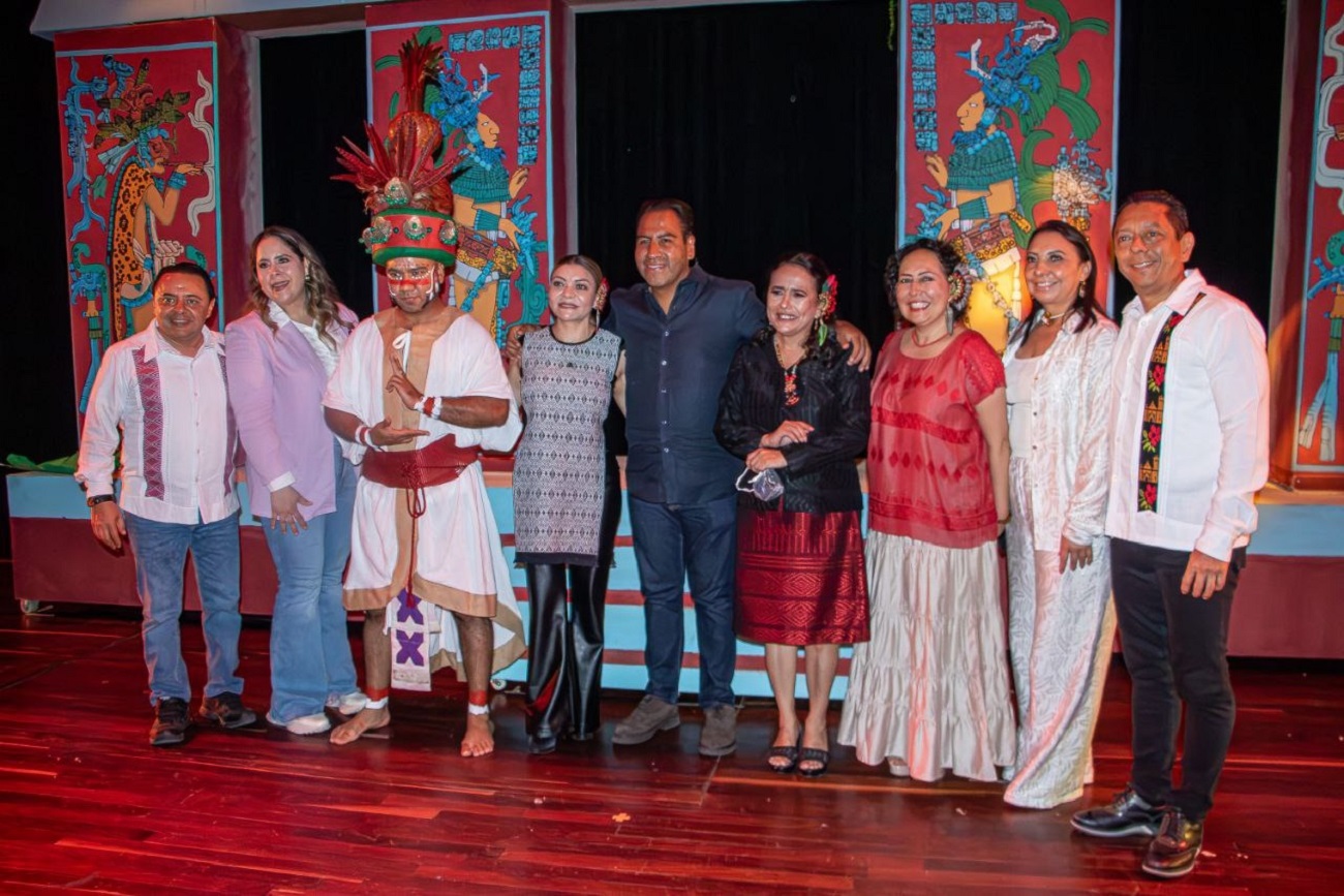 Fanny López Jiménez, Rectora de la Universidad de Ciencias y Artes de Chiapas (UNICACH), acompañó en la función al gobernador de Chiapas, Eduardo Ramírez Aguilar, su esposa Sofía Espinoza y Angélica Altuzar Constantino, directora del CONECULTA.