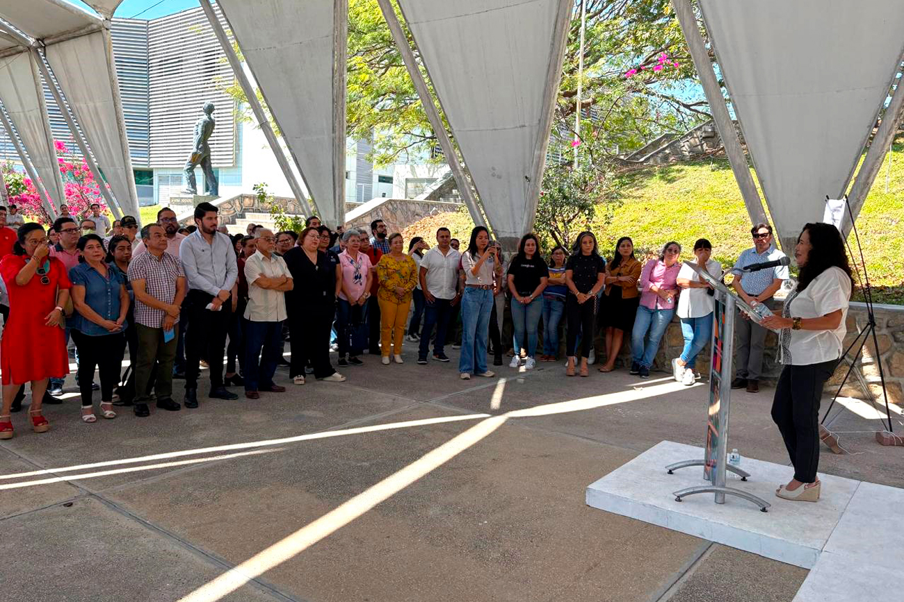 En su mensaje, López Jiménez destacó el papel fundamental de los docentes en la formación de las nuevas generaciones.