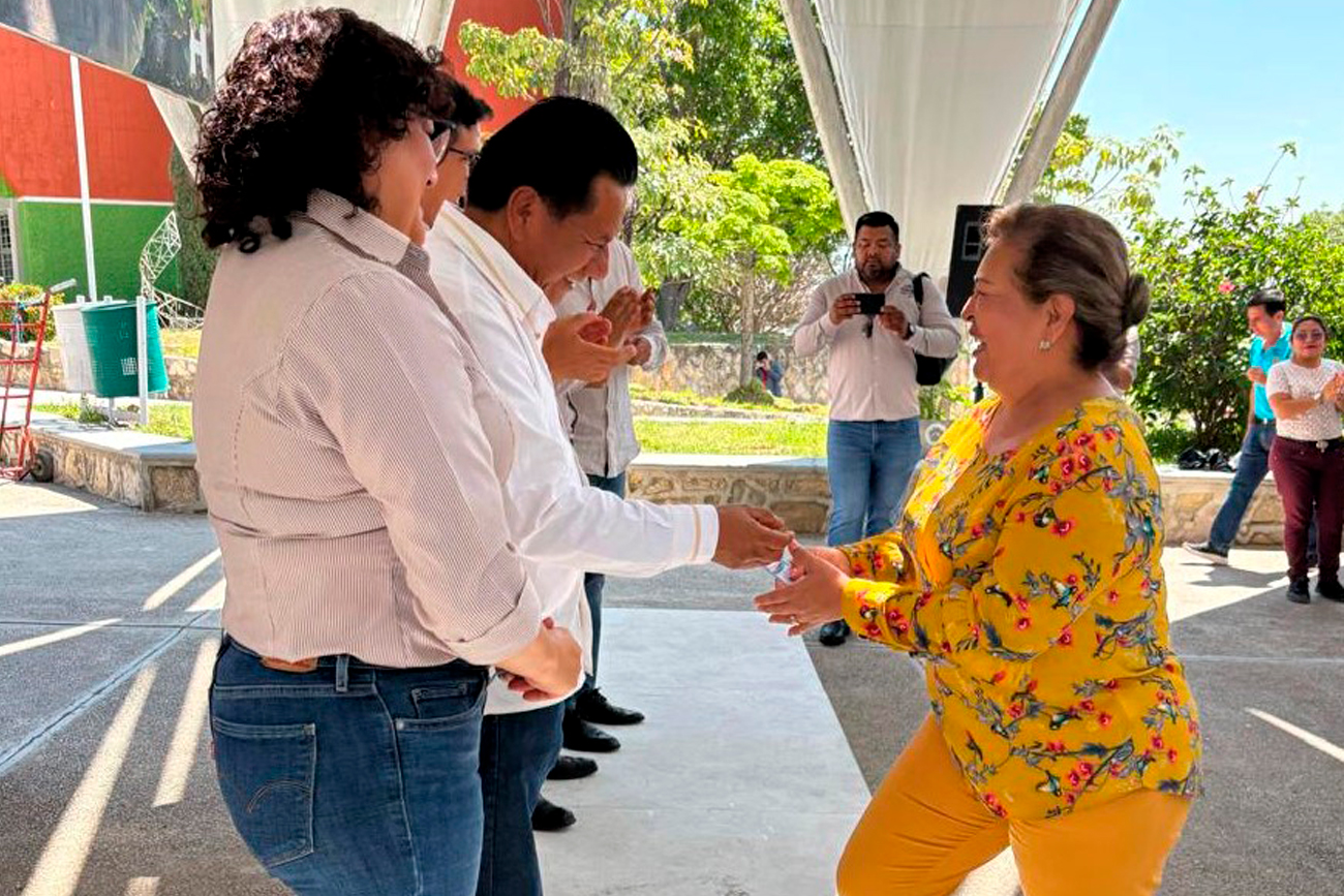 Finalmente, exhortó a los docentes a continuar trabajando con compromiso y unidad.
