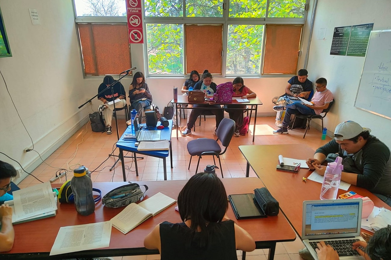 La Licenciatura en Escritura Creativa de la UNICACH, se imparte en modalidad semiescolarizada (presencial-virtual), tiene una duración de ocho semestres y su sede está en Tuxtla Gutiérrez.
