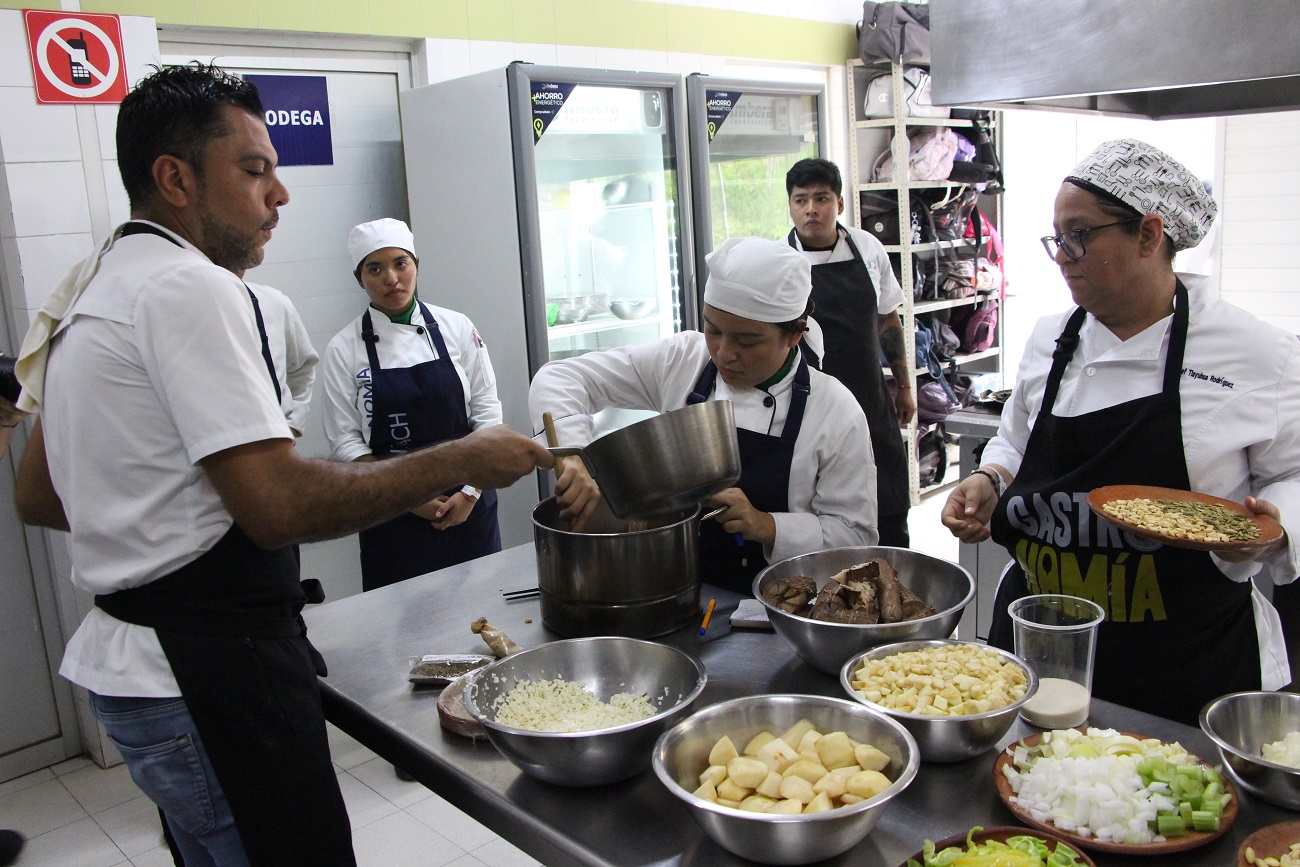 Estudiantes de Gastronomía de la UNICACH organizan exitosos talleres culinarios.