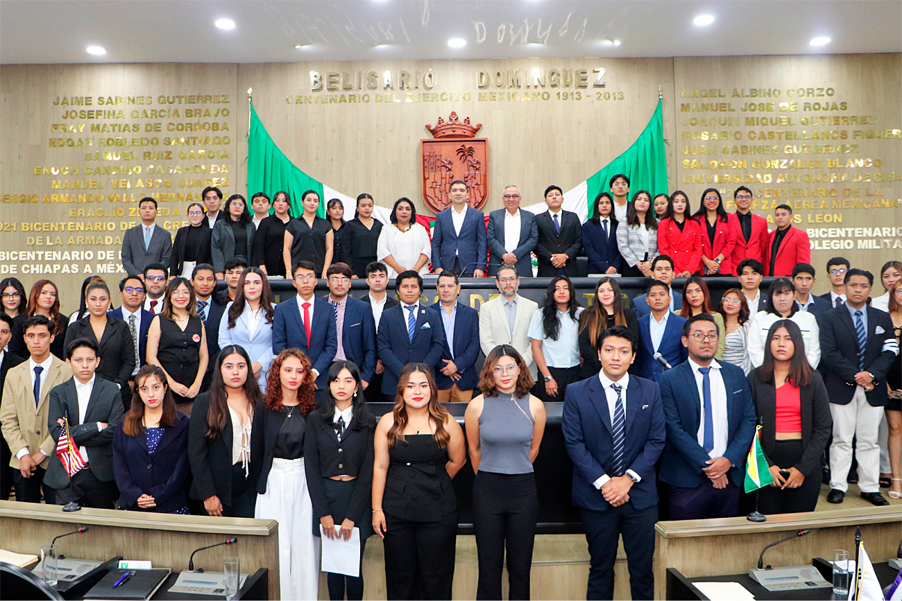 Alumnos de Ciencias Políticas e Historia,  recrean debate global en recinto legislativo.