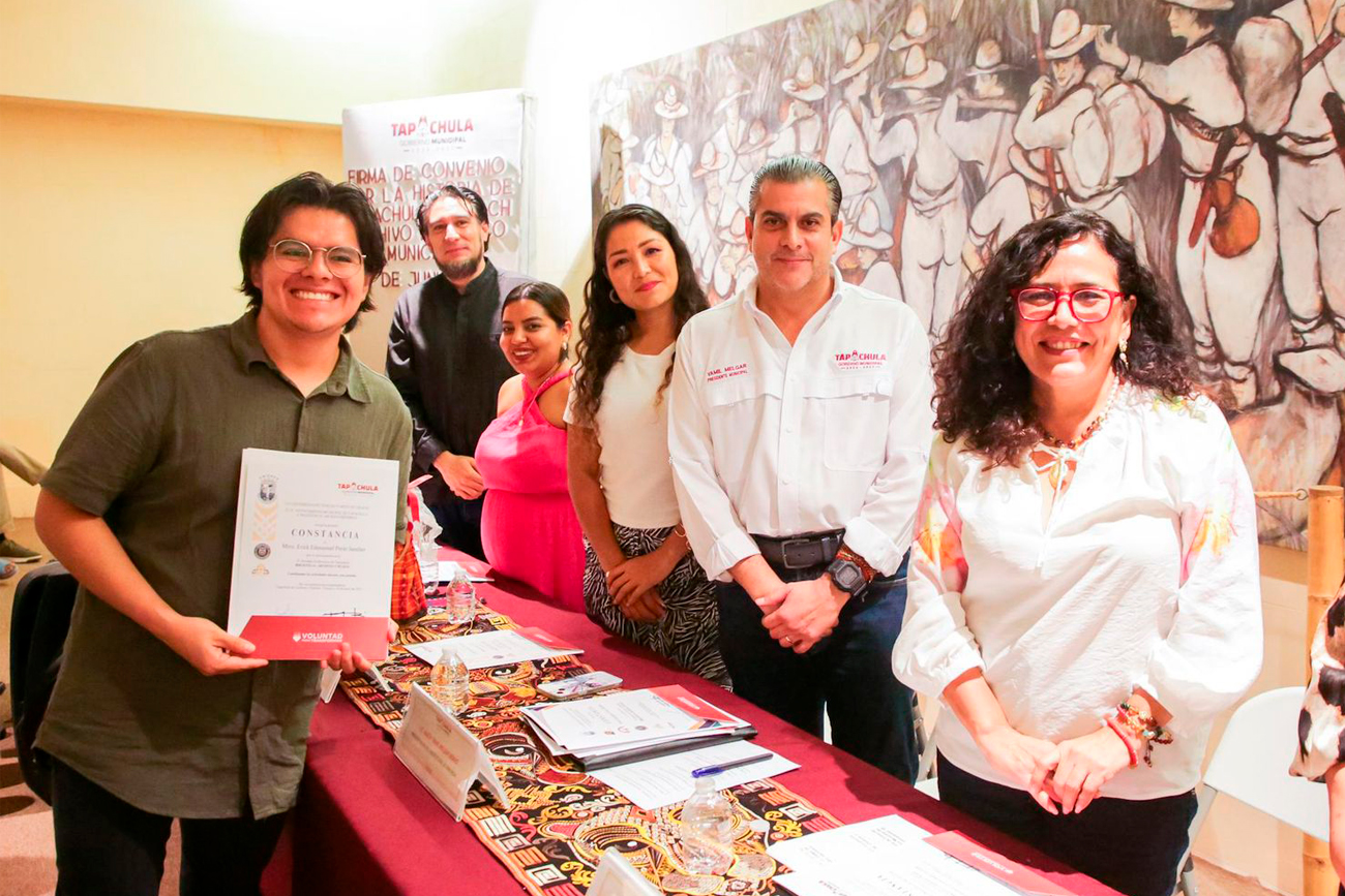 Durante el evento, también se entregaron reconocimientos a estudiantes de la Licenciatura en Historia y Arqueología de la UNICACH.