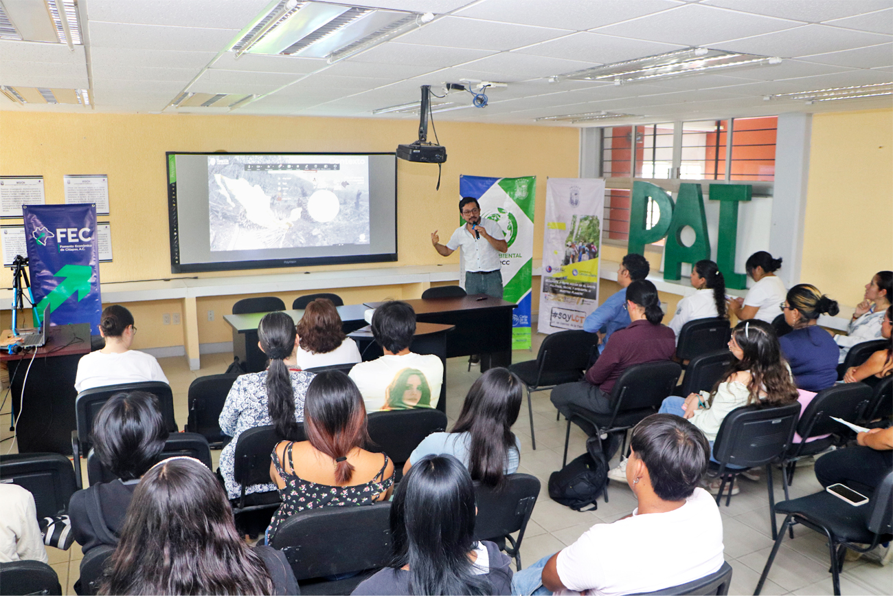El ponente presentó el panorama de Chiapas en relación con el cambio climático, y compartió la experiencia adquirida en sus 20 años de trayectoria.