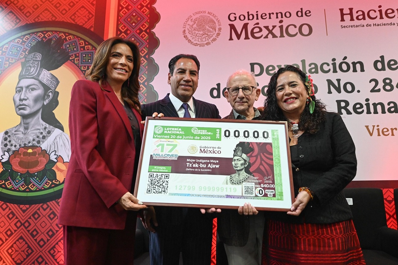 Rectora de UNICACH, atestigua develación de billete conmemorativo de la Lotería Nacional en honor a Tz’ak-bu Ajaw.