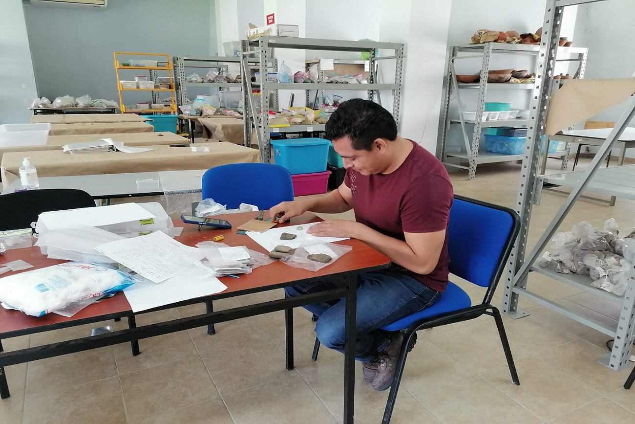 En la Licenciatura en Arqueología que se imparte en Chiapa de Corzo, se incluyen asignaturas de antropología física, y se cuenta con un laboratorio de osteología.
