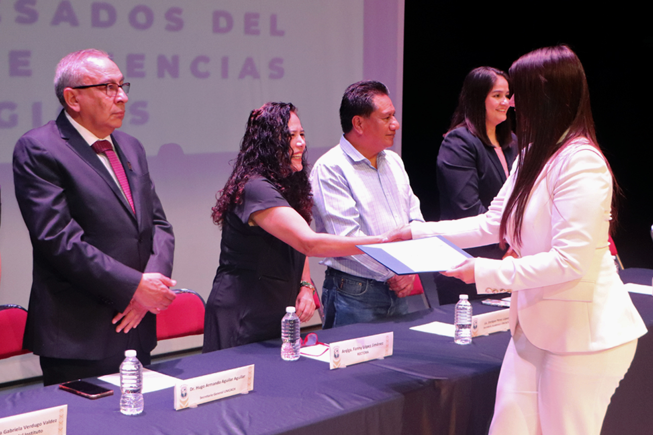     Rectora Fanny López preside ceremonia de entrega de certificado.