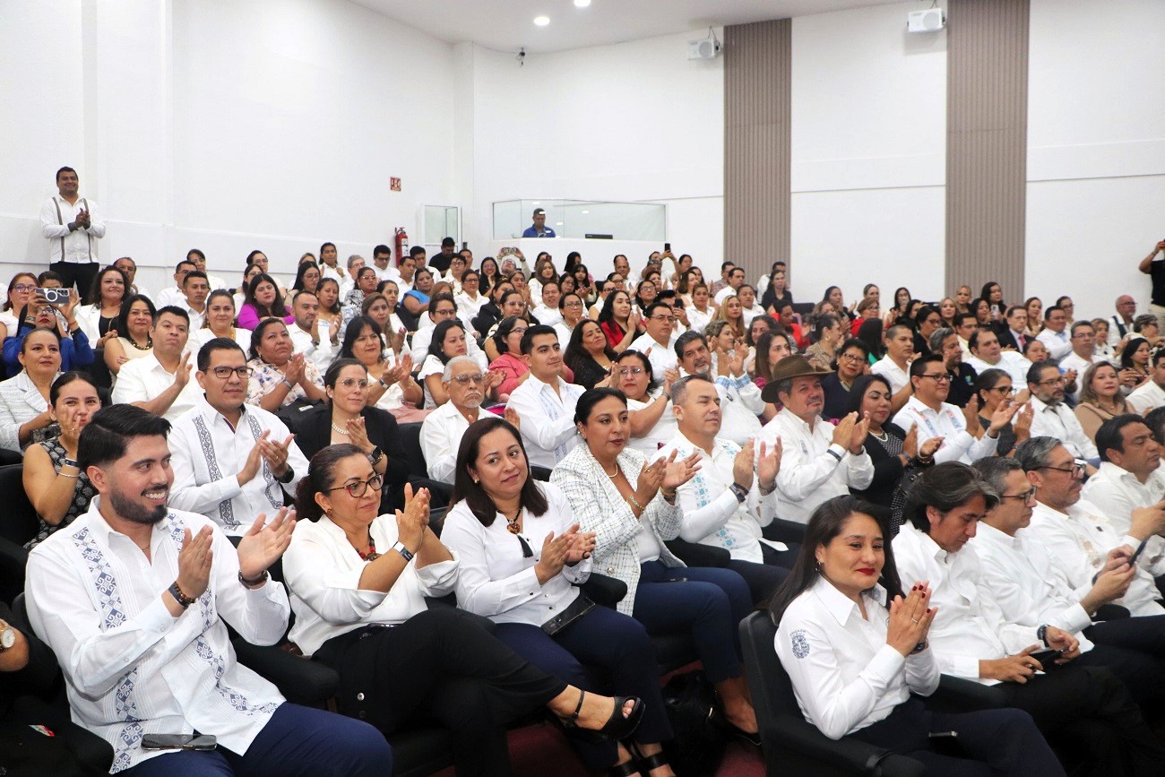 El acontecimiento fue presenciado con emoción por docentes, estudiantes, egresados, personal administrativo y exrectores.