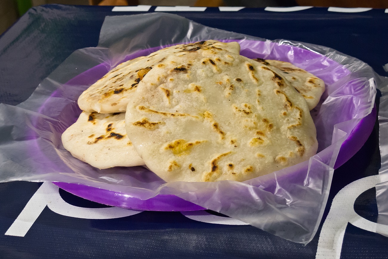 Las pupusas, similares a las gorditas mexicanas, pero con menos grasa.
