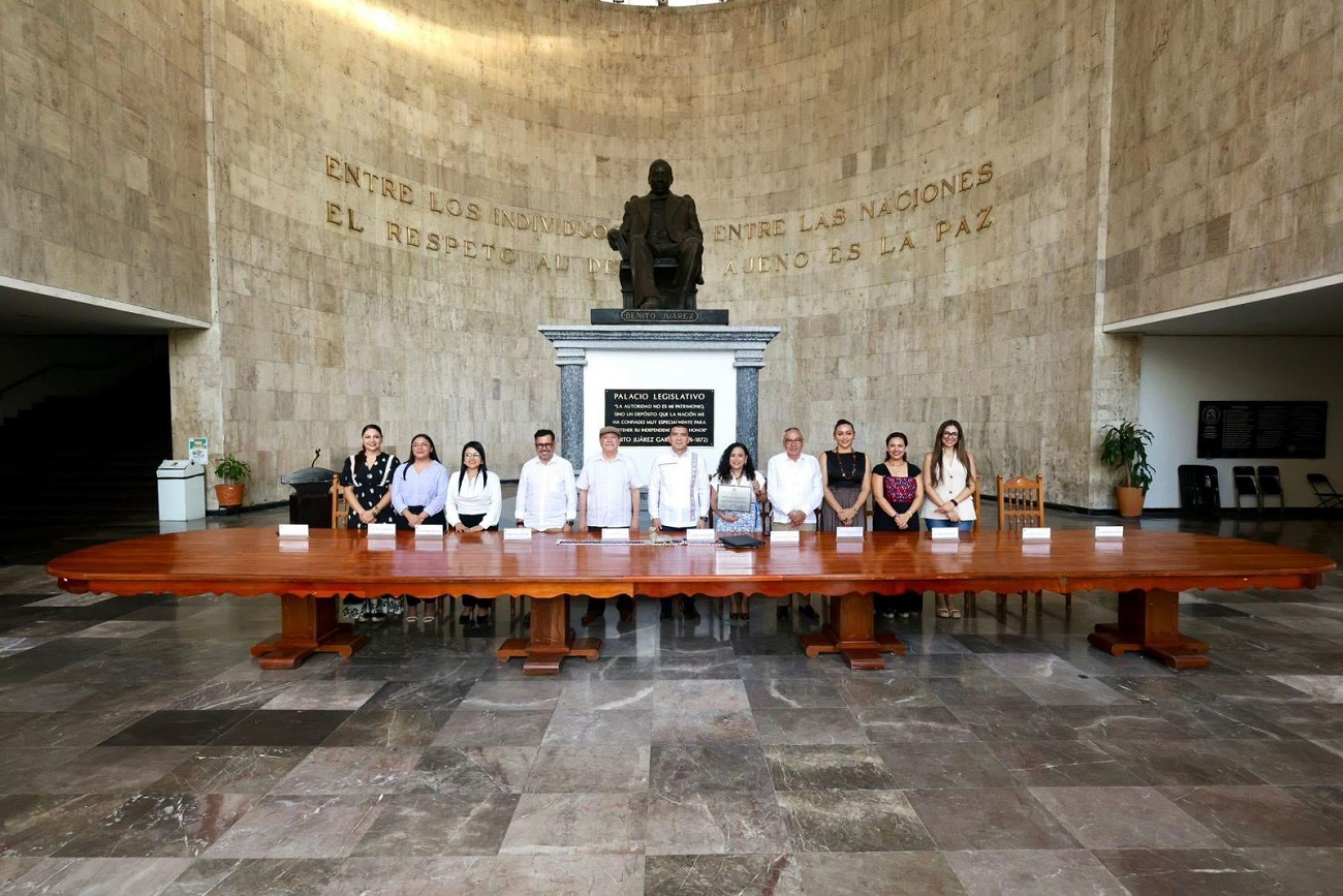 Entrega en comodato de histórica mesa, piezas de gran envergadura y relevancia histórica, que forma parte del patrimonio del Poder Legislativo chiapaneco.