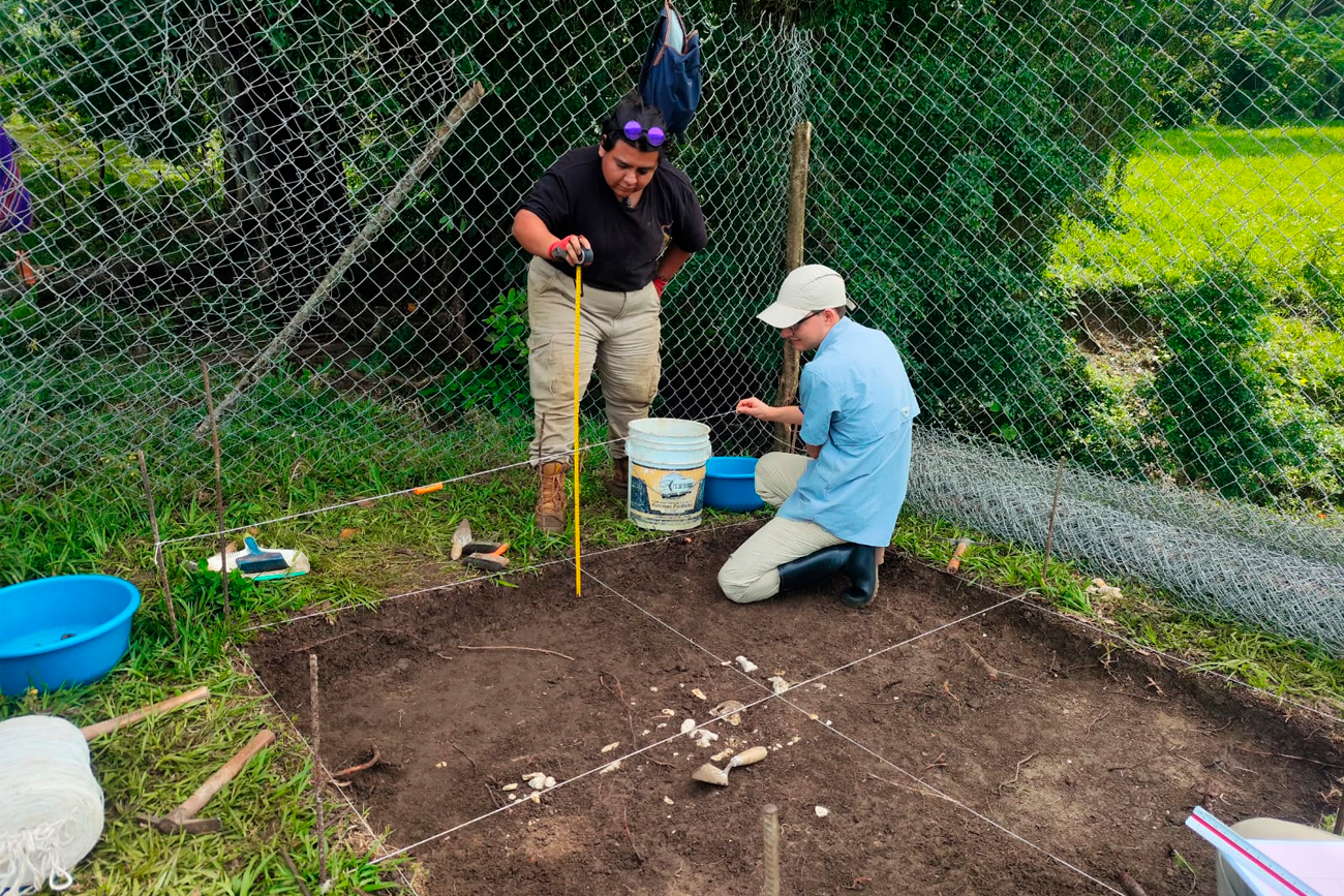 Jóvenes arqueólogos de UNICACH participan en importante excavación.