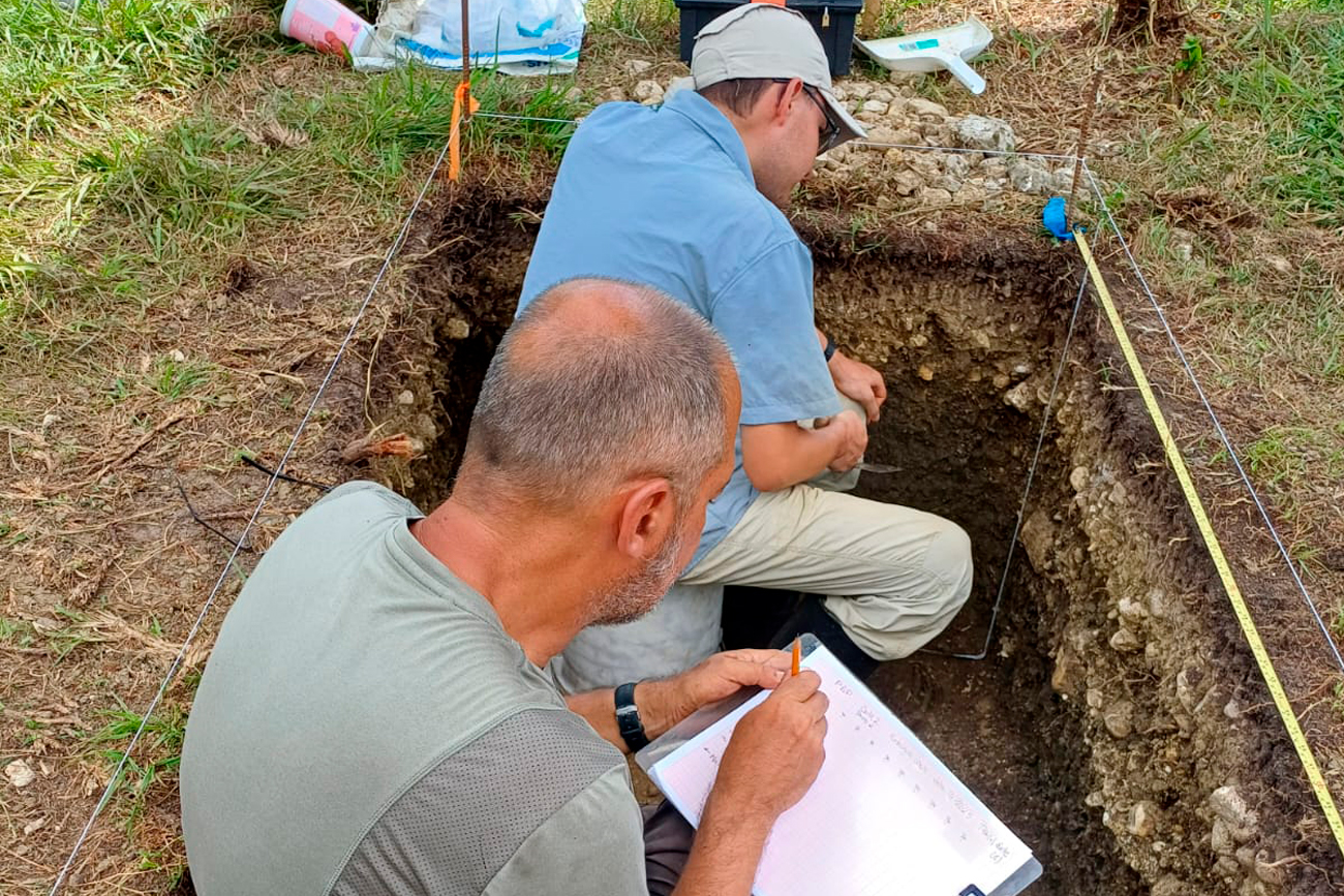 Durante los trabajos, se localizaron restos domésticos —residuos de una casa prehispánica— que incluyen abundante material cerámico y lítico.