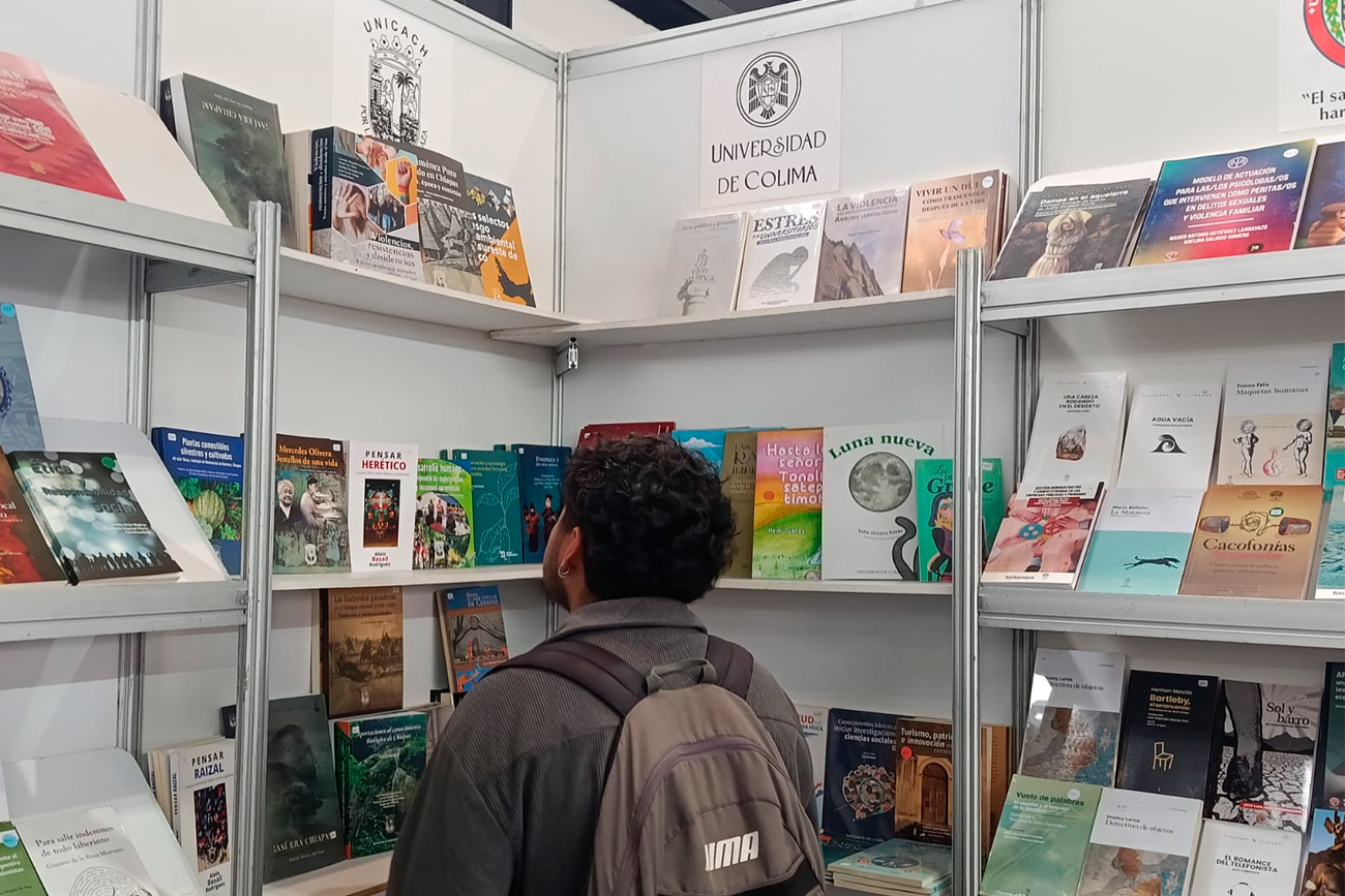 Cerca de 30 títulos de la UNICACH se exhiben y comercializan en el stand conjunto de la Red Altexto.
