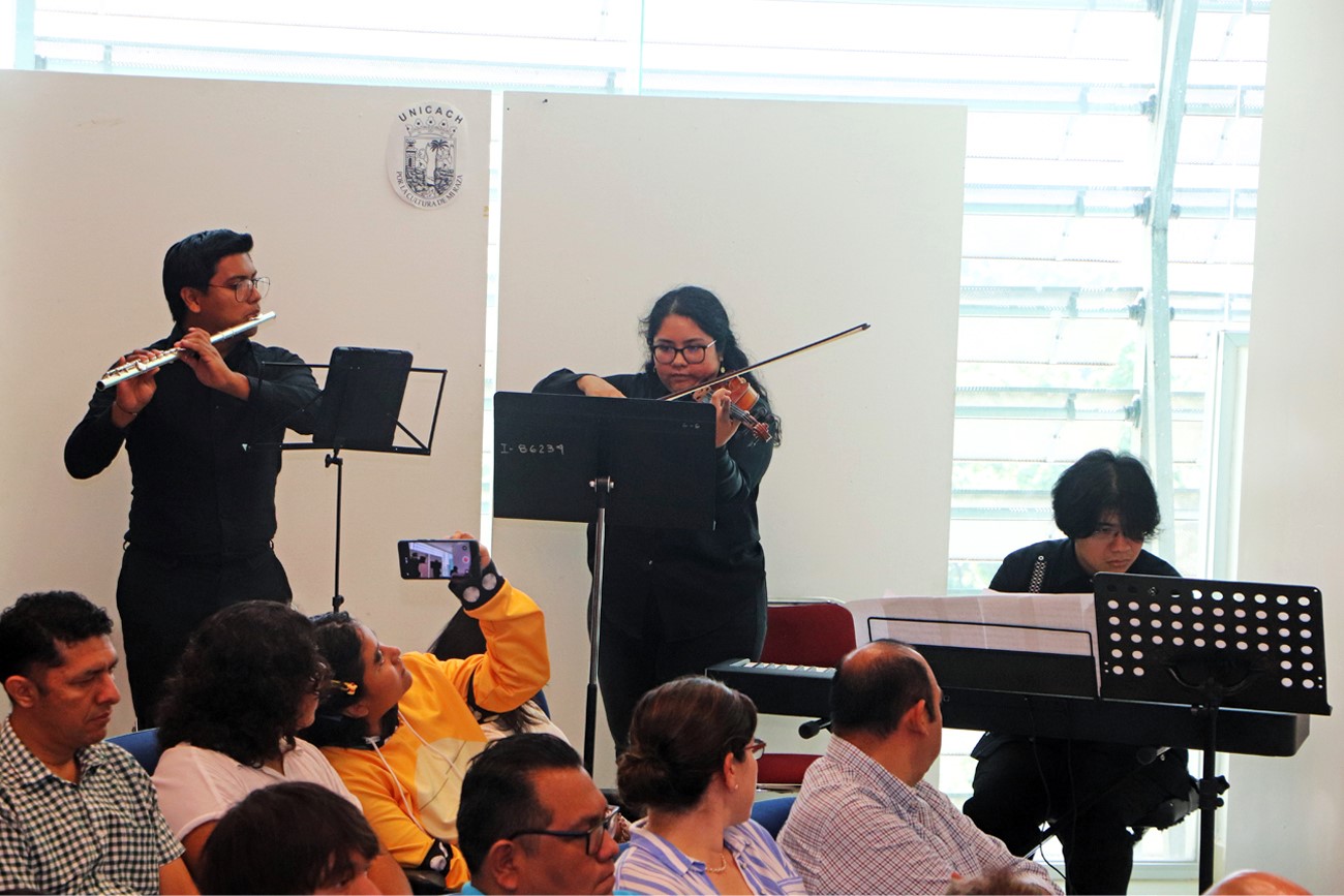 El acto protocolario se realizó en el Auditorio de Rectoría.