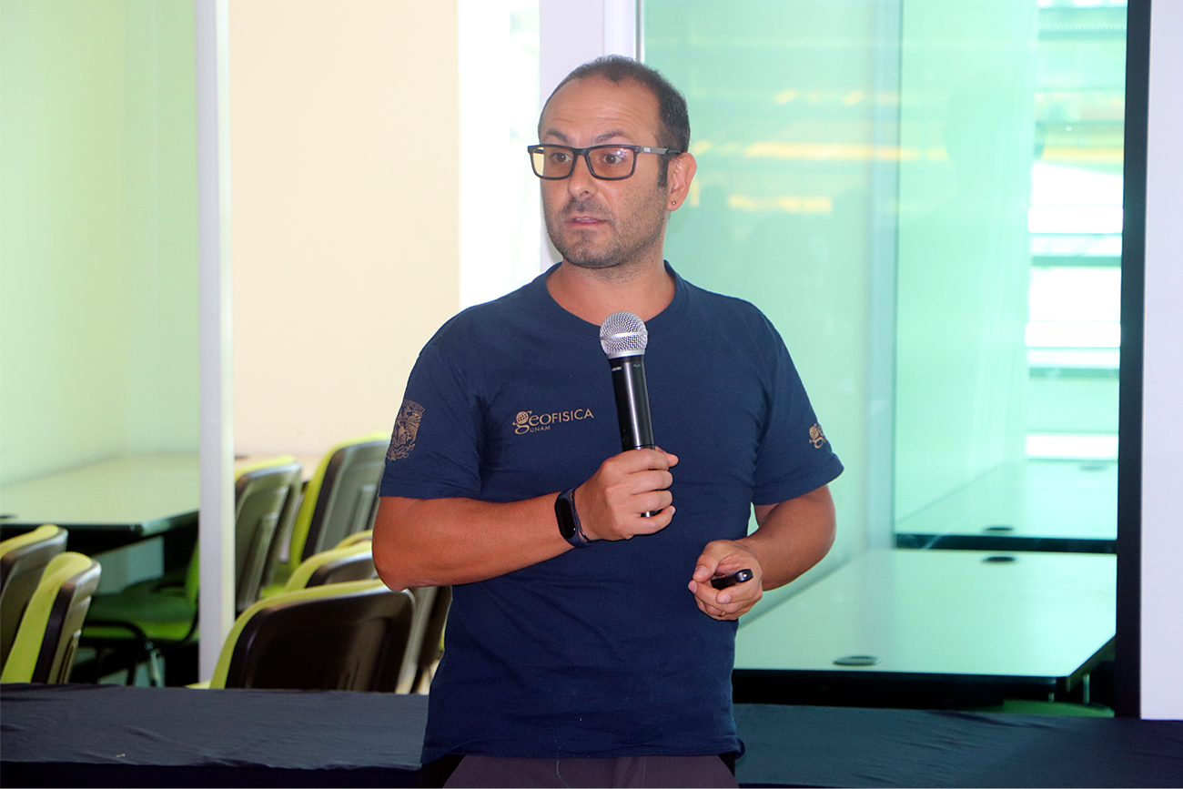  Marco Caló compartió su experiencia mediante la conferencia magistral “Técnicas de tomografía sísmica para entender la estructura interna de los volcanes”.