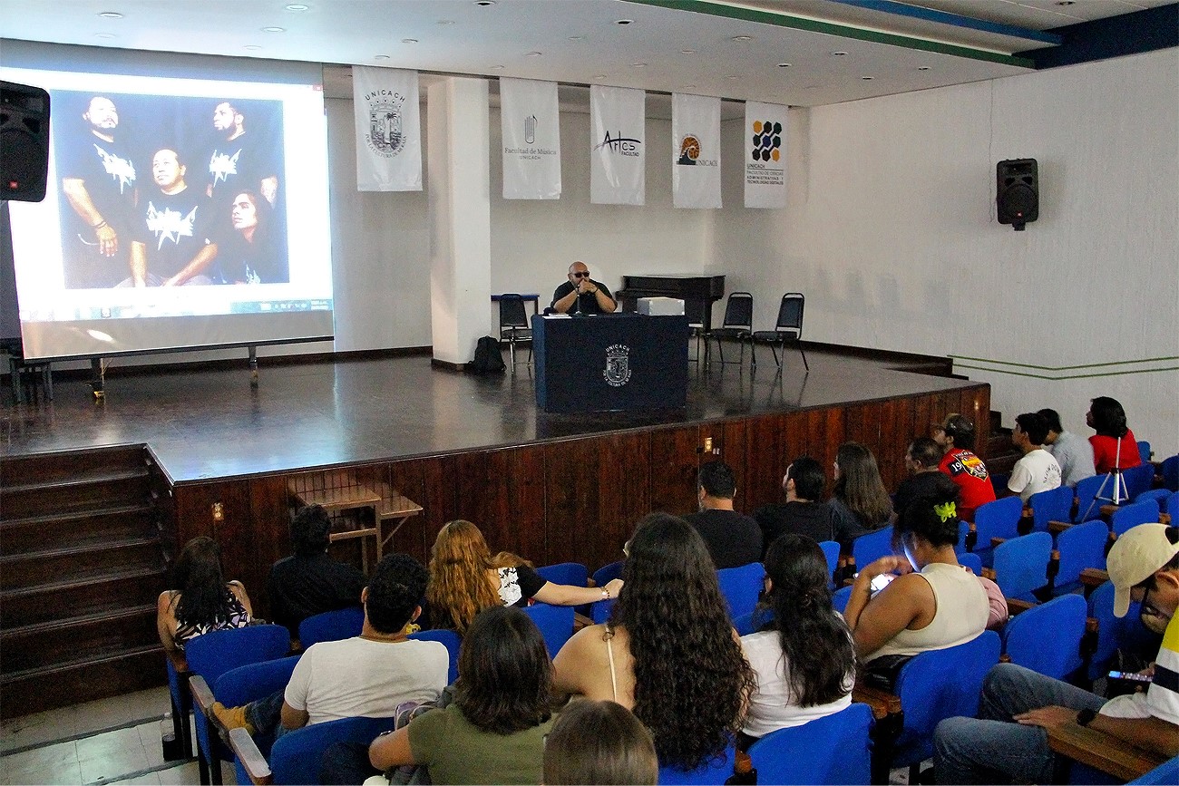 El evento incluyó la ponencia “La escuela del metal chiapaneco en la trinchera radiofónica”, pronunciada por Mario Daniel Samayoa, del equipo de Radio UNICACH.