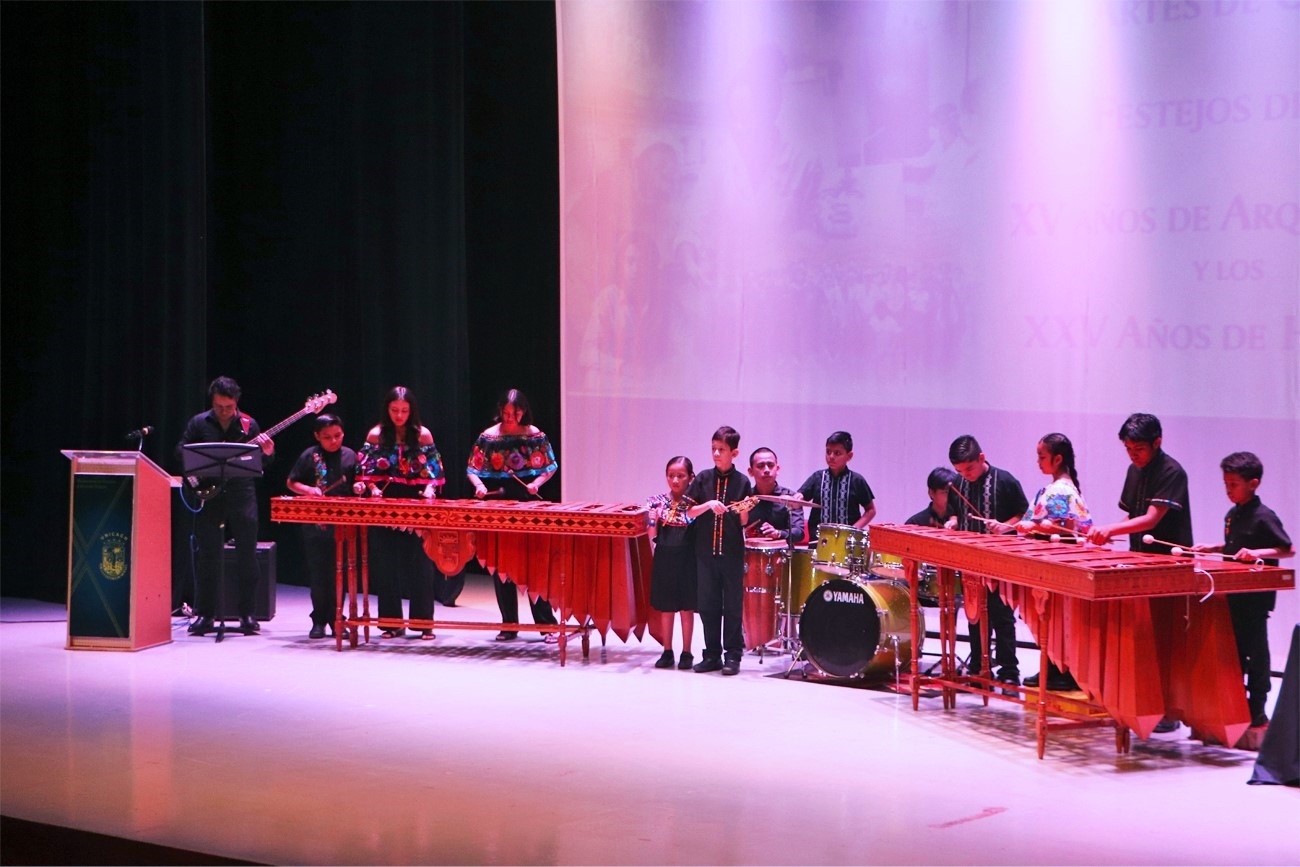El programa de festejos concluyó con la participación del Ensamble de Marimbas del Centro de Iniciación Musical (CIM) de la Facultad de Música.