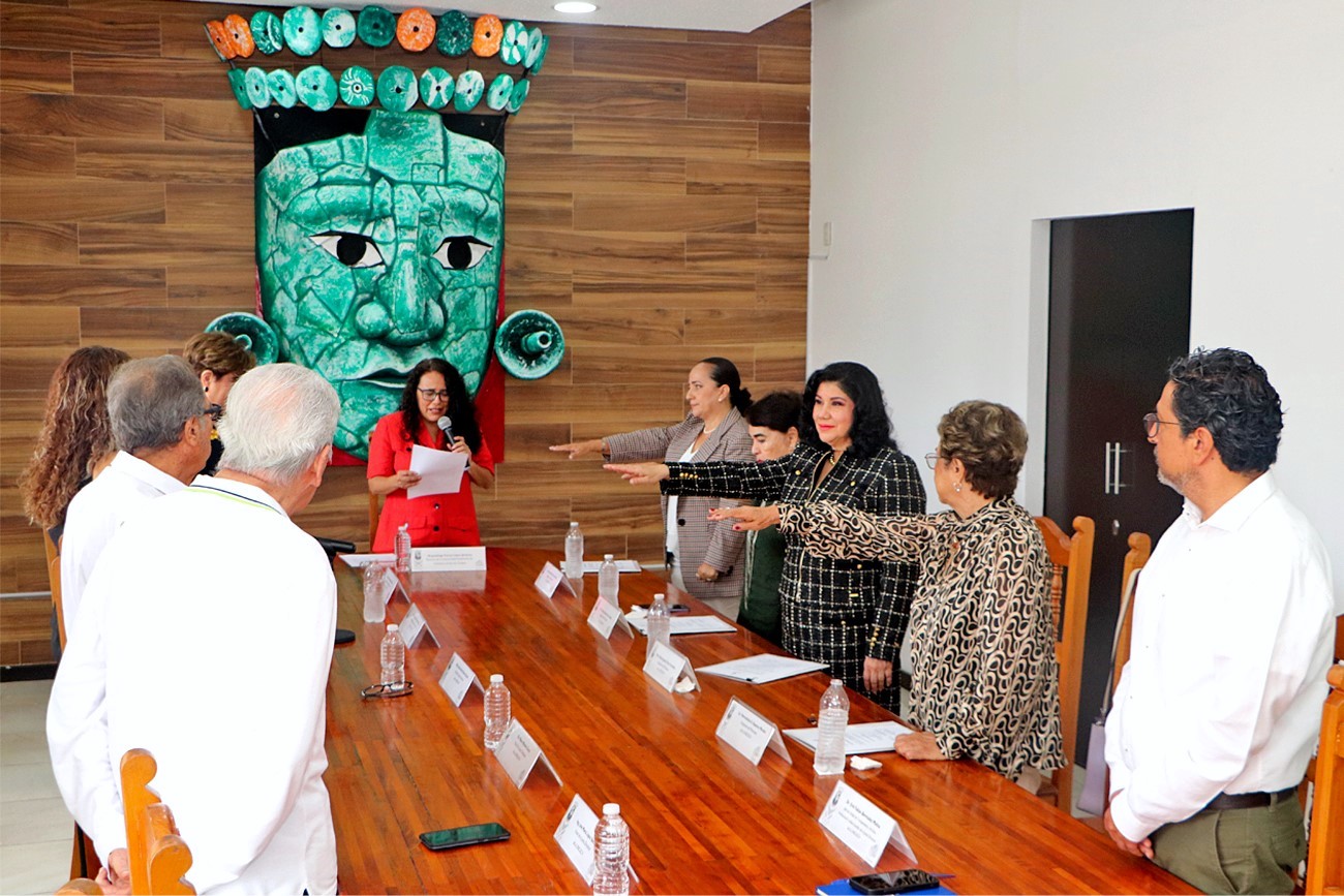 El cual quedó integrado por destacadas mujeres con amplia trayectoria en los ámbitos académico.
