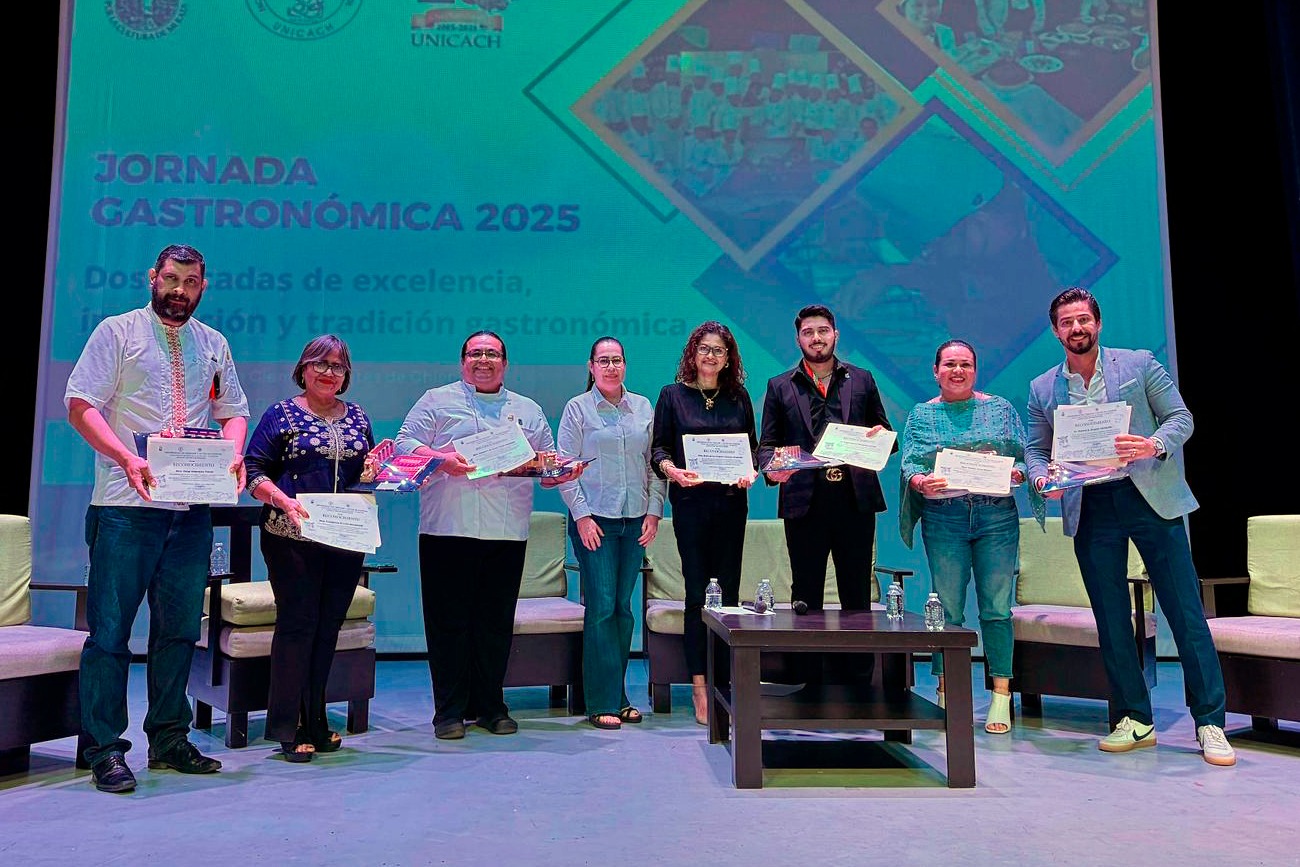 Conversatorio de fundadores, egresados y primeros coordinadores.