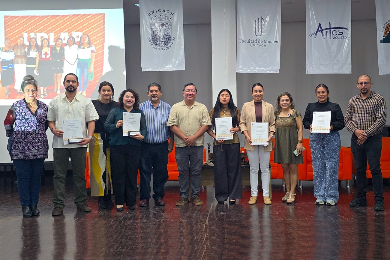 Egresadas y egresados de diversas licenciaturas de la Universidad Autónoma de Ciencias y Artes de Chiapas (UNICACH)