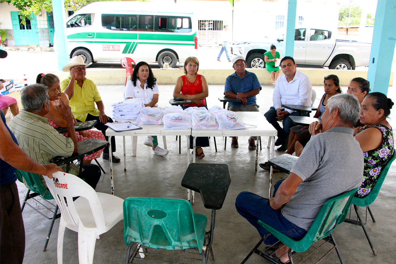 En conversación con beneficiarios del programa
