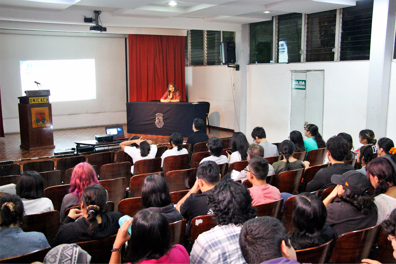 Conferencia a estudiantes y profesores de la Facultad de Artes de la Universidad Autónoma de Ciencias y Artes de Chiapas (UNICACH).