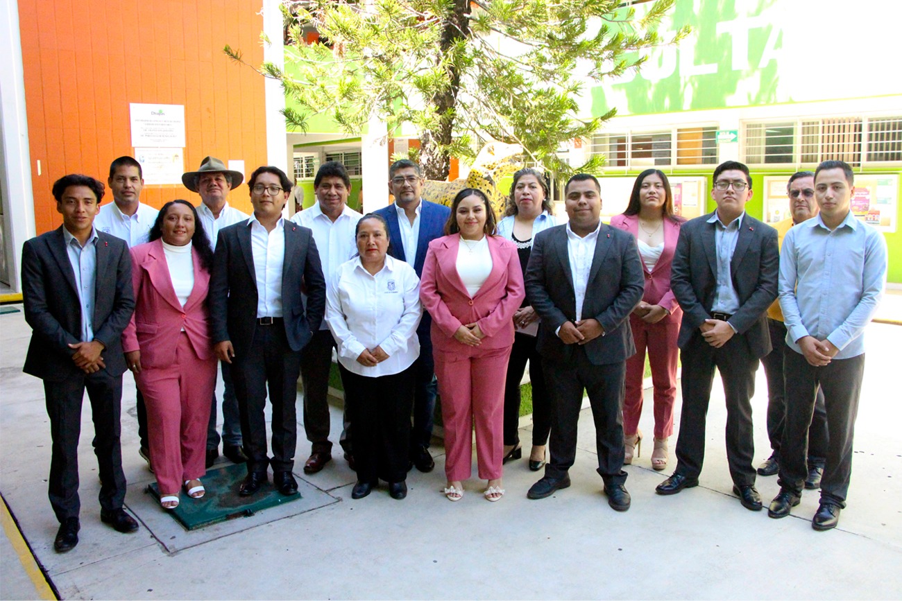 Ceremonia de entrega de certificados de ingeniera en Topografía e Hidrología.