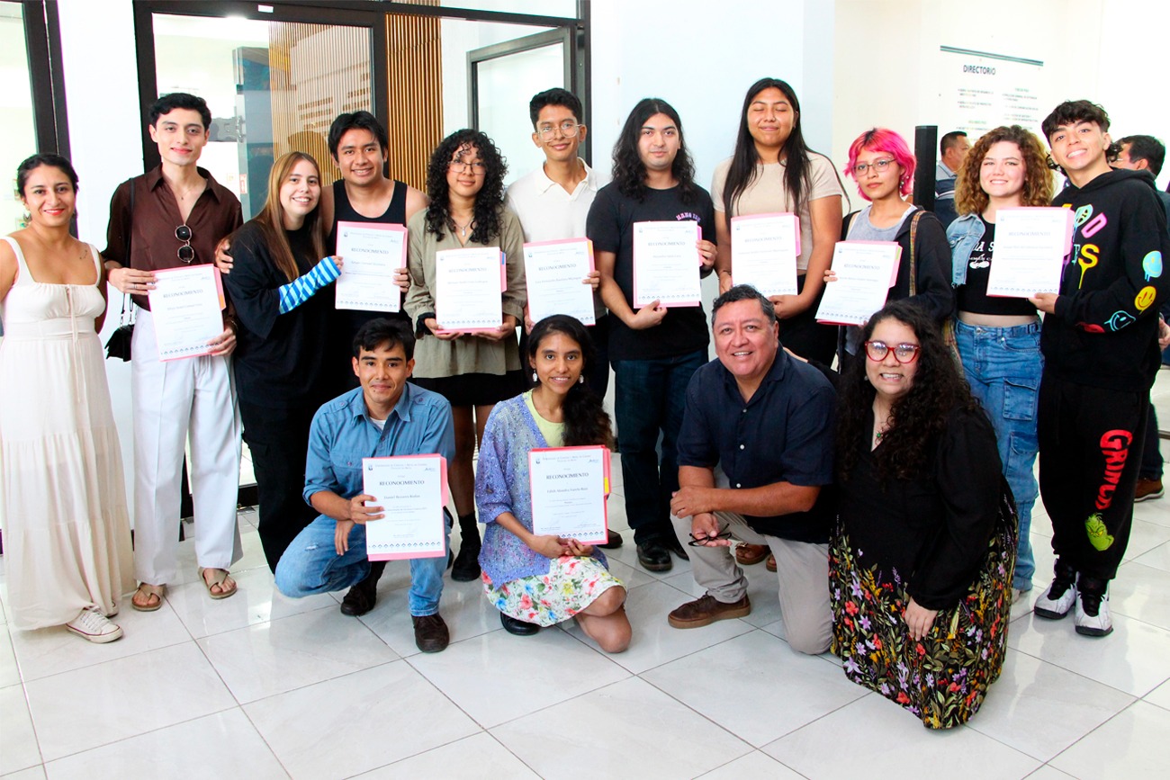 Estudiantes de la Facultad de Artes de la Universidad Autónoma de Ciencias y Artes de Chiapas (UNICACH).