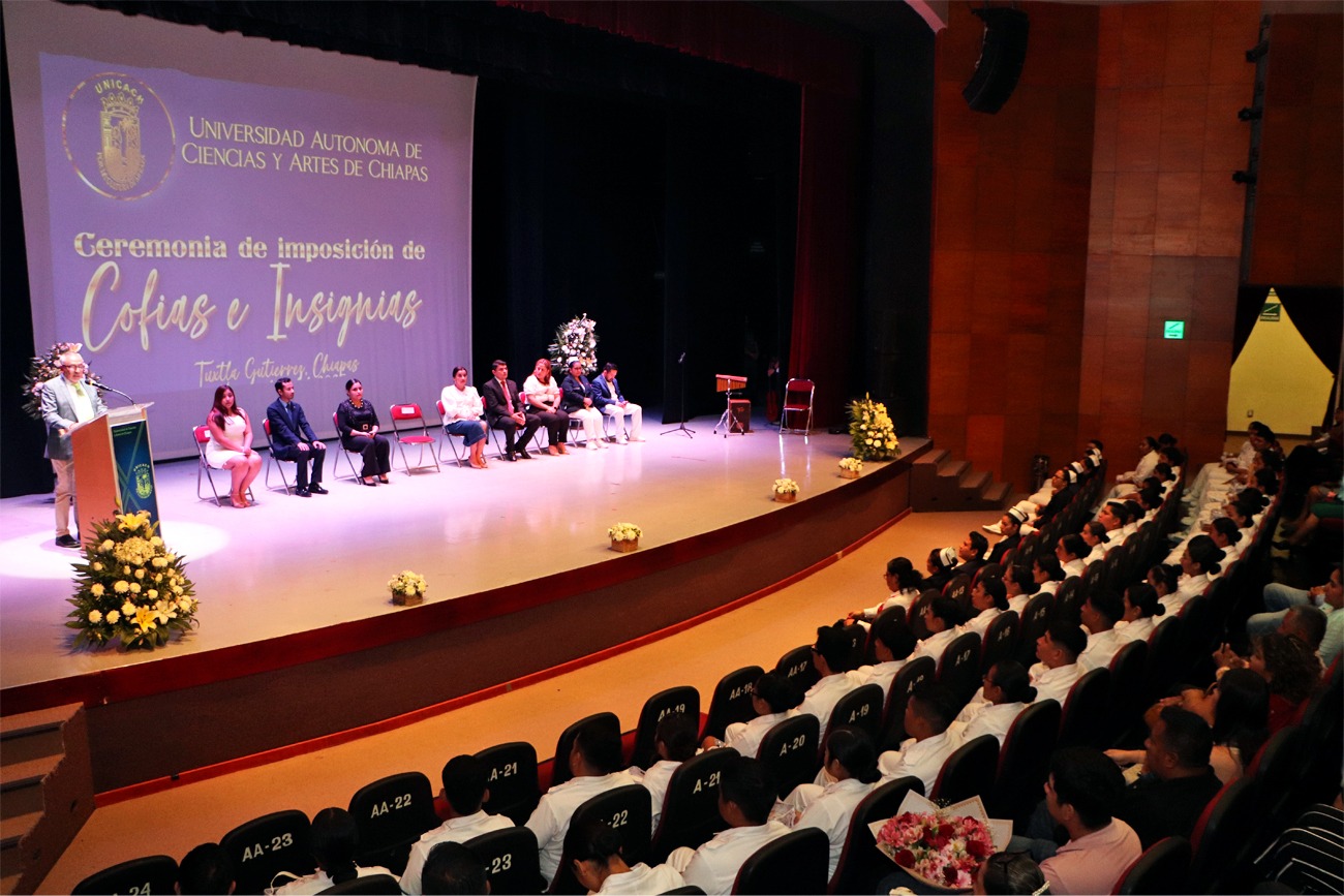 La cofia e insignias han adquirido históricamente el significado de disciplina