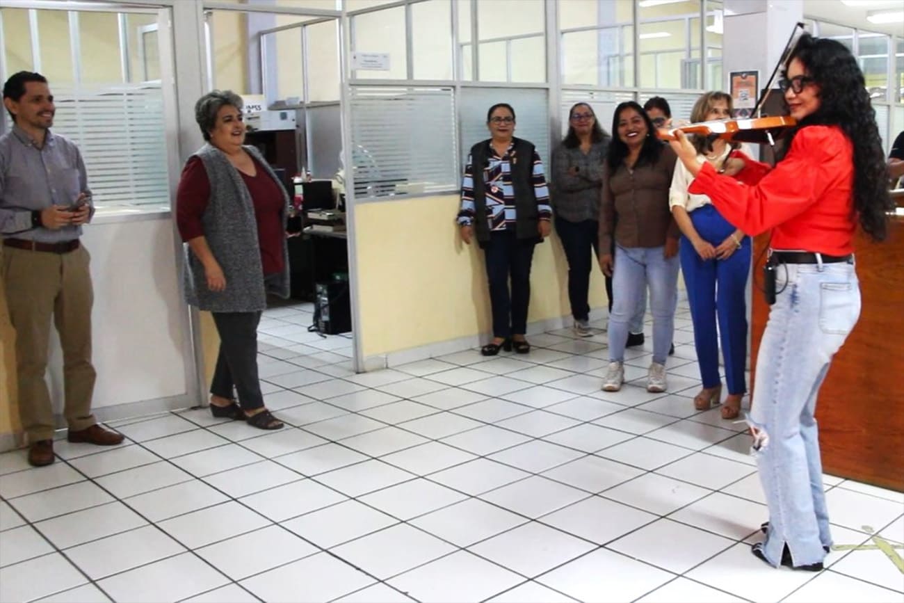  Artista, egresada de la Facultad de Música