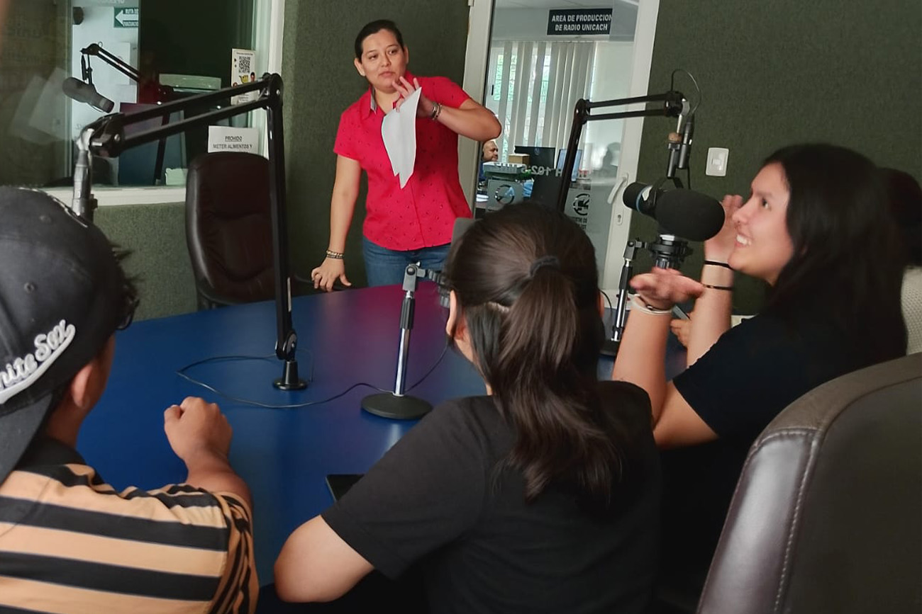 Estudiantes de la carrera de Ingeniería Ambiental de la Facultad de Ingeniería.
