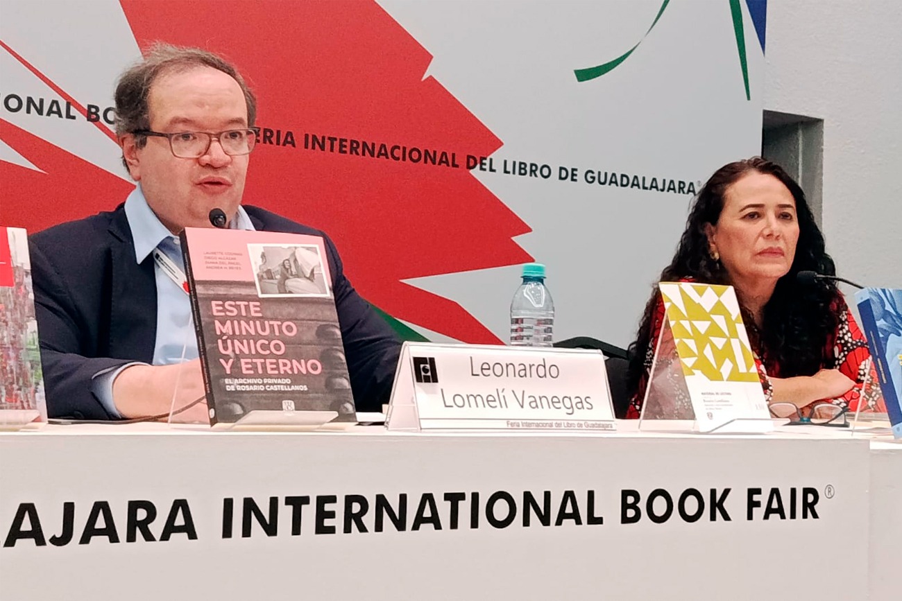 Feria Internacional del Libro de Guadalajara el libro El resplandor del ser. Poema de Rosario Castellanos y su traducción a 18 voces.