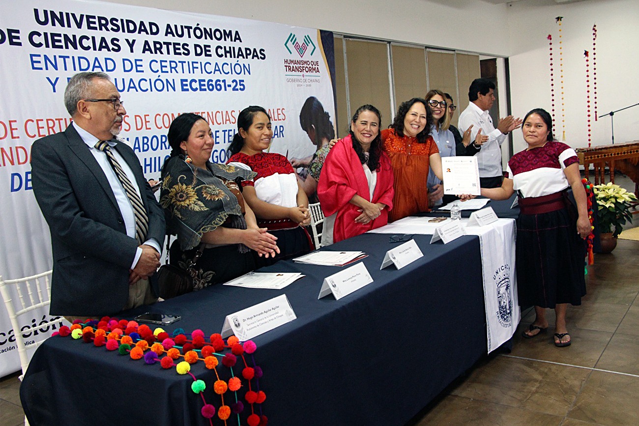 CONOCER y UNICACH certifican elaboración de telar de cintura.