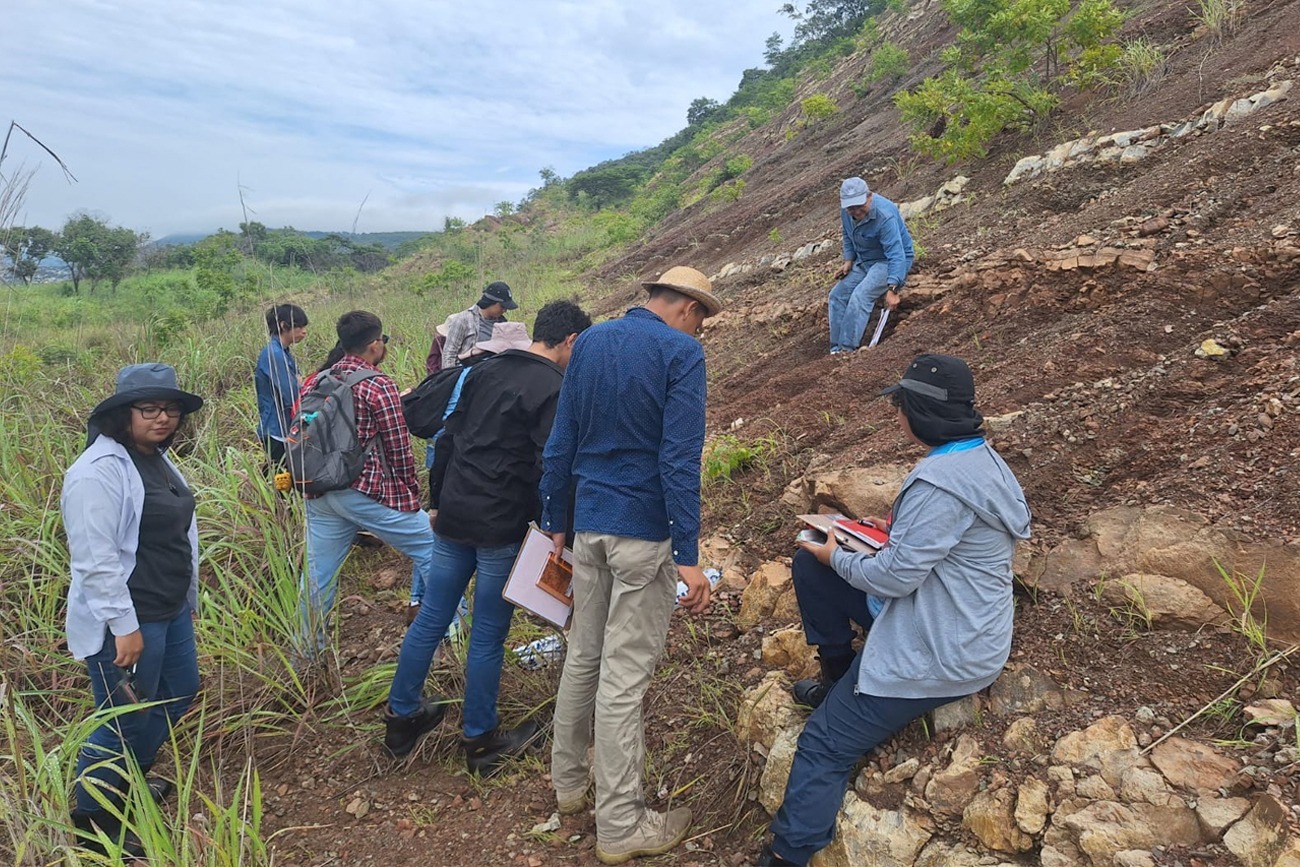 Estudiantes y egresados de la Licenciatura en Ciencias de la Tierra (LCT) de la Universidad Autónoma de Ciencias y Artes de Chiapas (UNICACH).