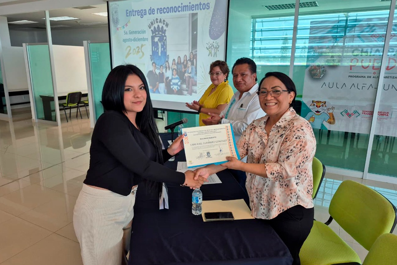  Se entregaron reconocimientos a 10 prestadores de servicio social